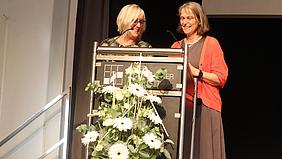  Ulrike Rhein und Renate Dittmann am Rednerpult.