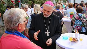 Der Eichstätter Bischof Gregor Maria Hanke sucht immer wieder die Begegnung mit Menschen aus seinem Bistum. 