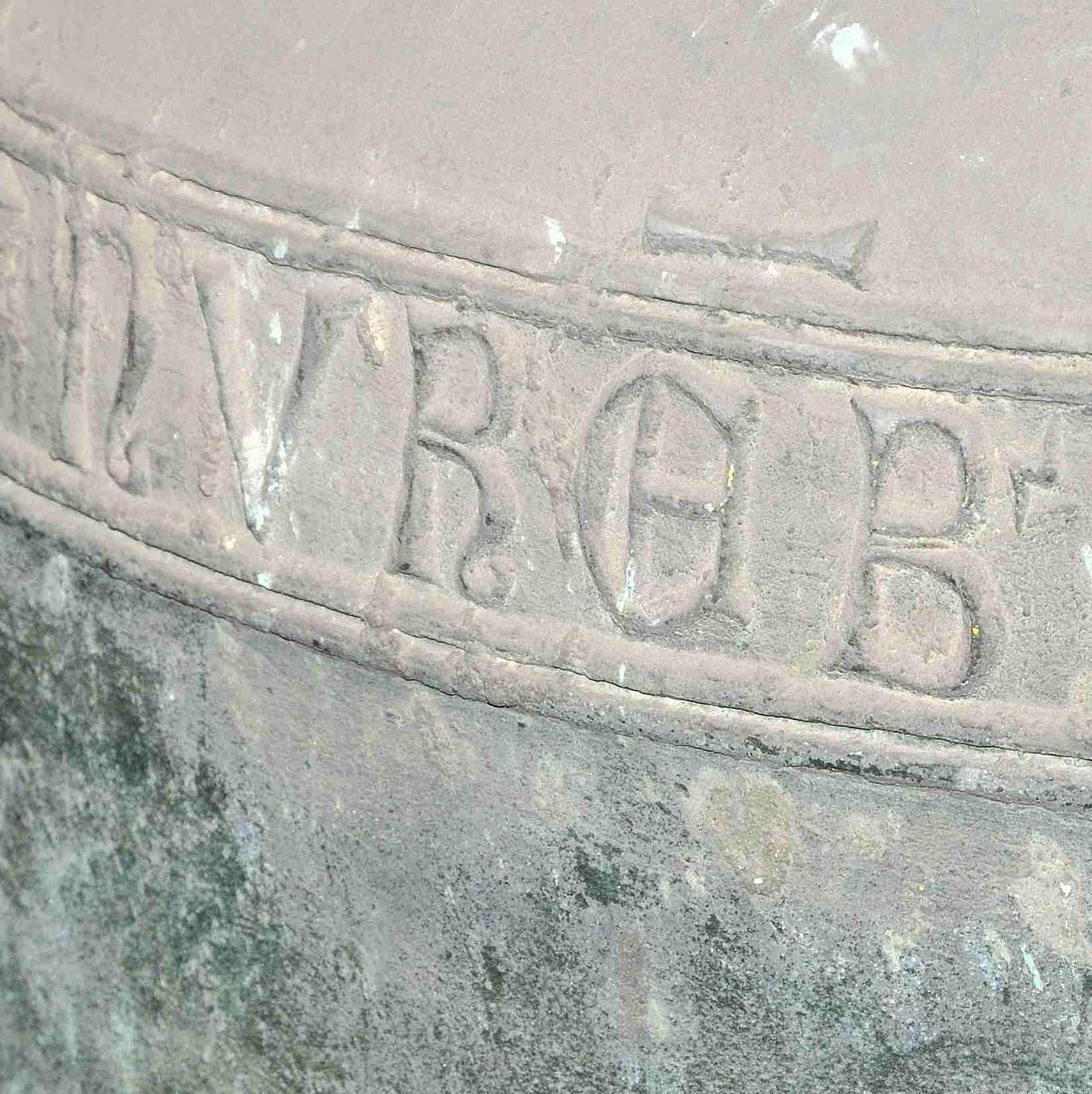 Eichstätter Dom, Südturm: Teil der Gießersignatur auf der 1299 von S(ifridus), Nürnberg, gegossenen Marienglocke. Foto: Thomas Winkelbauer