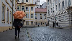 Frau geht mit Schirm im Regen durch Eichstätt