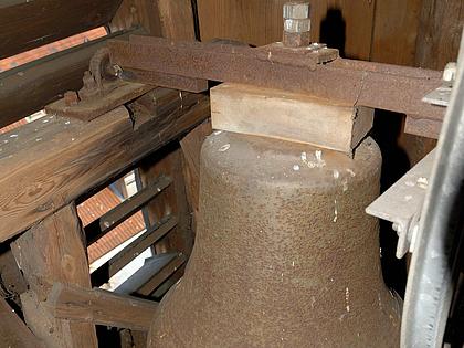 Eispertshofen, Filialkirche Herz Jesu: Eine der beiden Eisenhartgußglocke an ihrem maroden Stahljoch. Bild: Thomas Winkelbauer