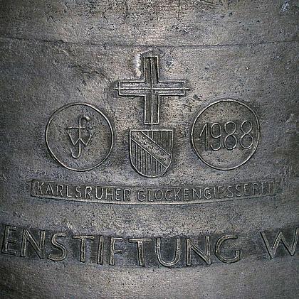 Weißenburg, Heilig-Kreuz-Kirche: Heilig-Kreuz-Glocke, 1988 gegossen in der Karlsruher Glocken- und Kunstgießerei. Foto: Thomas Winkelbauer