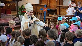 Bischof Hanke mit den Kindern.
