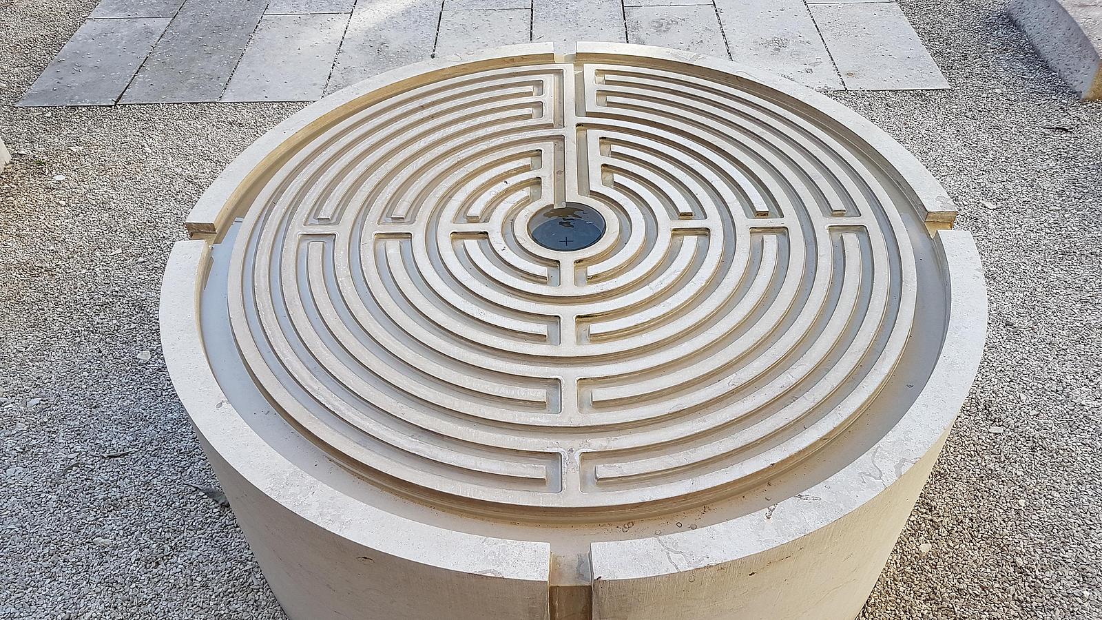 Brunnen mit Labyrinth