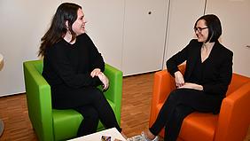 Miriam Göbbel (links) tauscht sich regelmäßig mit Frauenhausleiterin Andrea Schlicht über die Entwicklung des Programms PräGe aus. Foto: Caritas/Peter Esser