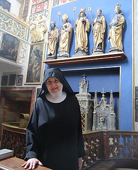 Schwester Elisabeth in der Klosterkirche St. Walburg.