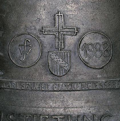 Weißenburg, Heilig-Kreuz-Kirche: Willibaldglocke, 1988 gegossen in der Karlsruher Glocken- und Kunstgießerei. Foto: Thomas Winkelbauer