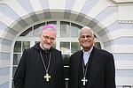Bischof Hanke und Erzbischof D'Souza im Hof des Bischofshauses ein Eichstätt. pde-Foto: Geraldo Hoffmann