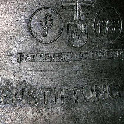 Weißenburg, Heilig-Kreuz-Kirche: Marienglocke, 1988 gegossen in der Karlsruher Glocken- und Kunstgießerei. Foto: Thomas Winkelbauer
