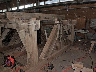 Erkertshofen, Pfarrkirche St. Ägidius: Fachgerechte Sankierung des historischen Holzglockenstuhls. Bild: Thomas Winkelbauer