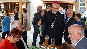 Bischof Gregor Maria Hanke im Gespräch mit Jubelpaaren.