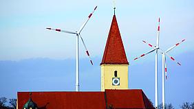 Kirche mit Windräder im Hintergrund