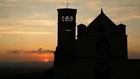 Basilika von Assisi bei Sonnenuntergang. Foto: Martin Geistbeck