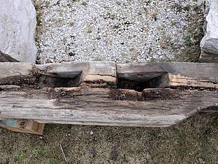 Erkertshofen, Pfarrkirche St. Ägidius: Durch Feuchtigkeit stark geschädigter Untergurt des Glockenstuhls. Bild: Thomas Winkelbauer