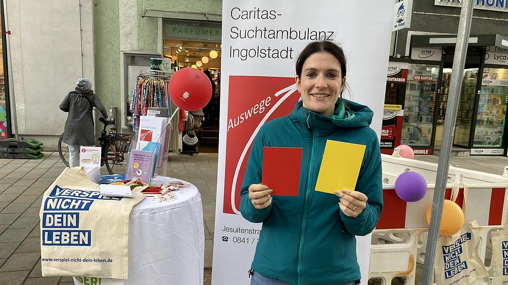 Caritas-Suchttherapeutin Marie Lehner zeigt der ausufernden Sportwettenwerbung die gelbe und rote Karte. 
