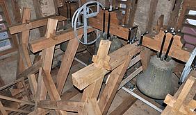 Petersbuch, Filialkirche St. Peter, neuer Glockenstuhl aus Eichenholz. Bild: Thomas Winkelbauer