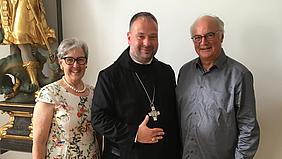 Pater Nikodemus Schnabel OSB zusammen mit Maria-Elisabeth Müller und Domkapitular Reinhard Kürzinger.