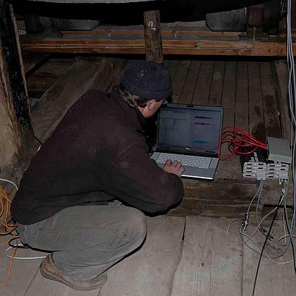 Eichstätter Dom, Südturm: Dr.-Ing. Michael Plitzner bei der ersten überschlägigen Auswertung der gemessenen Daten. Foto: Thomas Winkelbauer