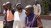 Schwester Modesther von der Caritas Nairobi mit Jugendlichen