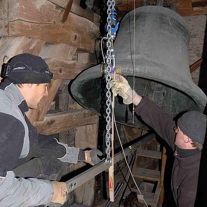 Eichstätter Dom Südturm: Über das Auslenken der Glocke und die dazu erforderliche Kraft wird der Schwerpunkt des Gesamtsystems Joch-Glocke ermittelt. Foto: Thomas Winkelbauer