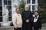 Bischof Valentin Dimoc (links) und Jocelyn Hinojales Aquiatan (rechts) zu Besuch beim Eichstätter Bischof Gregor Maria Hanke. pde-Foto: Daniela Olivares