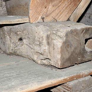 Eichstätter Dom, Südturm: Seit unbekannter Zeit als Treppenstufe genutztes mittelalterliches Holzjoch. Bild: Thomas Winkelbauer